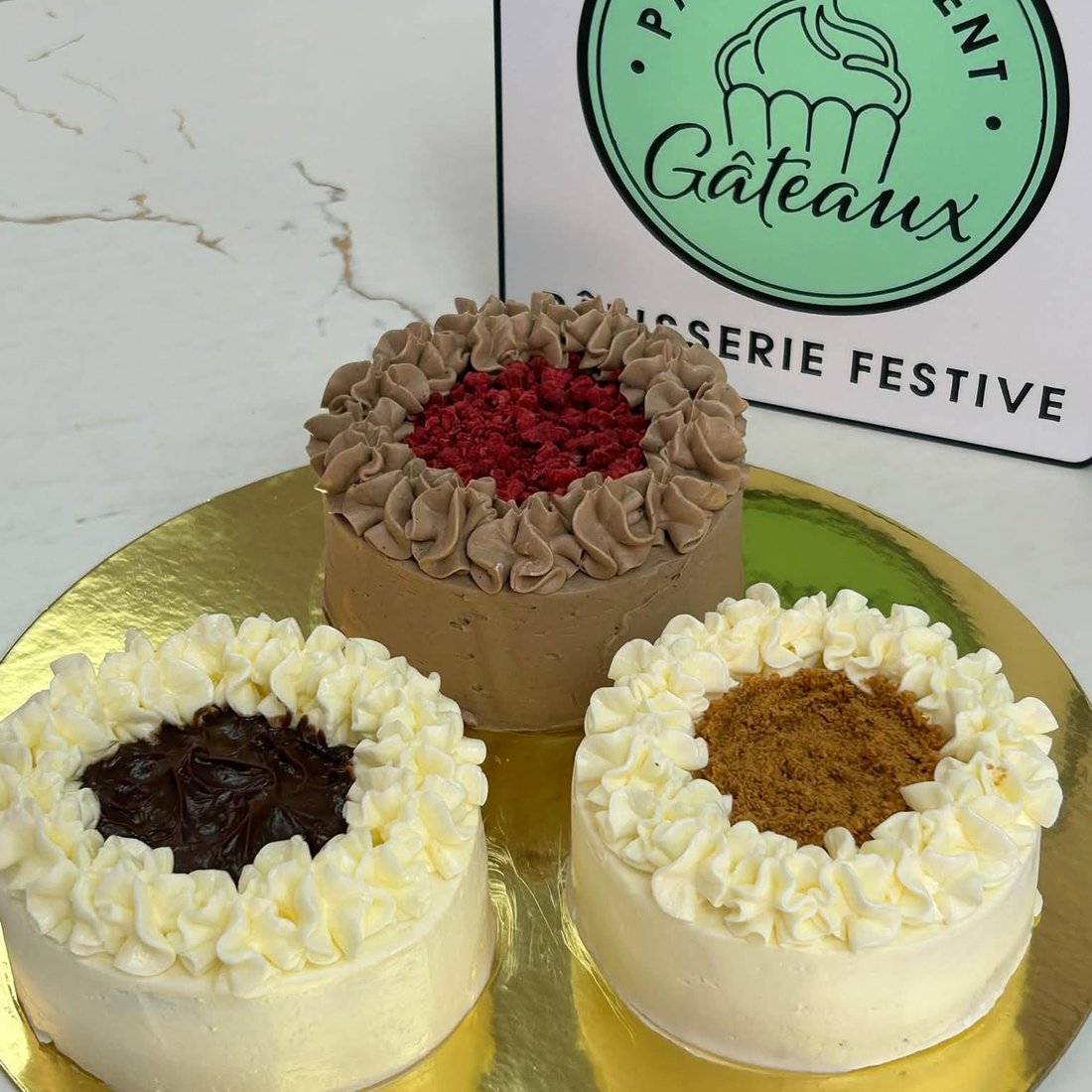 Trois petits gâteaux individuels garnis de fruits et de chocolat